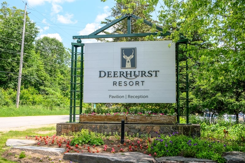green wooden sign to deerhurst resort in huntsville ontario