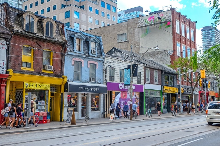 façades de magasins colorées avec la rue en face queen street west toronto