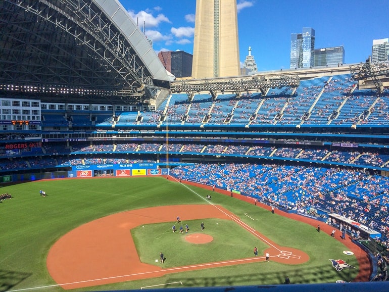 Dentro del campo de béisbol con asientos azules atracciones turísticas de Toronto