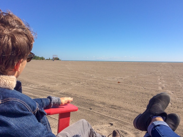 playa de arena con chico en silla atracciones turísticas de toronto