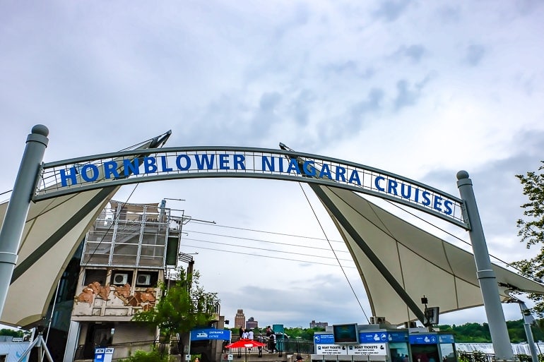metal sign for niagara falls hornblower attraction with sky behind