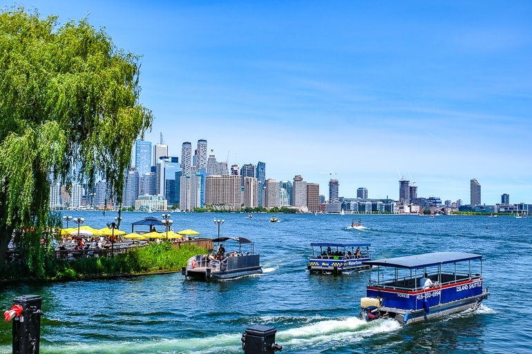 Barcos de taxi acuático en el lago azul de las atracciones turísticas de las islas de Toronto
